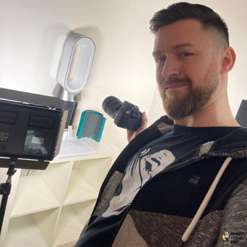 Der Produkttester Alex von Smart Home Fox testet einen Luftreiniger